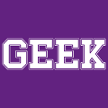 Geek geschrieben in College-Schrift, in Großbuchstaben, mit dicken Buchstaben, umgeben von einer dünnen Linie.